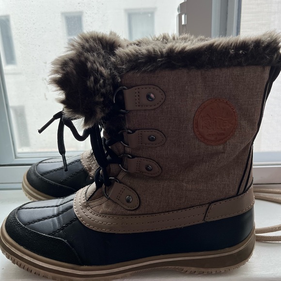 Winter boot.  SIZE 11 - Picture 2 of 3